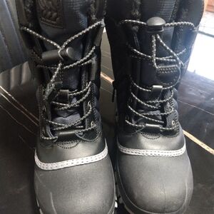 Black Winter Boots with Lace-Up Design
